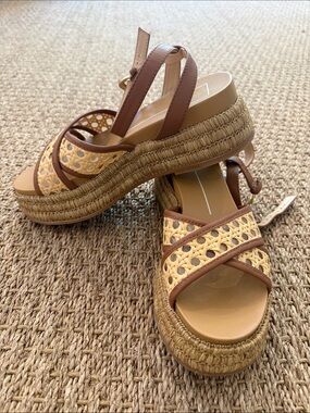 Dolce Vita Platform sandals. Excellent condition size 7.5 ankle strap